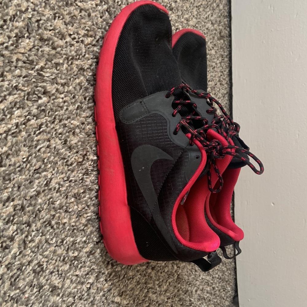 Size 8.5 black and pink Nike roshes - Picture 4 of 4